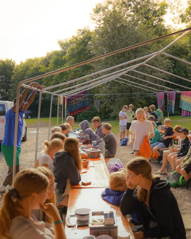 Überdurchschnittlich viele traurige Gesichter zeichnen dieses Bild - nicht zuletzt weil das Zeltlager 2024 an jenem Tag zu Ende geht 😪
Die Energiereserven sind völlig erschöpft, die letzte Nutoka-Stulle wurde für die Heimfahrt am Frühstückstisch geschmiert 🚎 

Passend dazu das mittlerweile offene Dach des Pavillons, welch tristes Bild ⛺️ 
Soweit so normal für den letzten Tag des Zeltlagers.
Normal weiter verlaufen würde es, wenn die noch stehenden Stangen des Pavillons ordnungsgemäß abgebaut und mit der Dachplane in einem der Transporter für die Heimreise verstaut würde. 
Dem war aber nicht so 😁

𝗨𝗻𝗱 𝗻𝘂𝗻 𝘇𝘂𝗿 𝗽𝗼𝘀𝗶𝘁𝗶𝘃𝗲𝗻 𝗪𝗲𝗻𝗱𝗲 𝗱𝗶𝗲𝘀𝗲𝘀 𝗕𝗲𝗶𝘁𝗿𝗮𝗴𝘀 🤙🏽

Wir entschieden uns nämlich den teils regendurchlässigen und zu kleinen Pavillon noch für ein paar Euronen zu verkaufen. 
Nur wenig später nach der Kinderabreise fuhr ein Interessent auf den Zeltplatz und ließ sich von einigen Leitern den Pavillon im Auto verstauen 💰 

Eine Herausforderung für die Zeit zwischen den Zeltlagern 2024 und 2025 stand somit fest: 
Ein neuer Pavillon für gemütliche Speis - und Trankzeremonien der Zeltlagergemeinschaft muss her 😯

GESCHAFFT!!

Wir können jetzt verkünden: Es wird einen neuen Pavillon geben.
Diese große Investition ist aber nur dank großzügiger Unterstützung von der @sparkassemuensterlandost 
möglich, die hier mit ihrer Projektförderung zur Seite steht 🤍❤️

Der neue Pavillon ist bereits da und wartet darauf von motivierten Leitern im Vortrupp vor dem Zeltlager 2025 in Peine erstmals aufgebaut zu werden. 
Freut euch drauf!

Ein riesiger Dank geht raus 🫶🏼