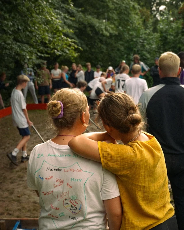 Hockey du wundervolles Spiel 🏑🥅 
In Peine haben wir dieses Jahr gaanz viel Platz dafür.
Aprospos Platz: Habt ihr gesehen?
Mia hatte Platz für genau zwei Zelte auf ihrem Lagershirt - und in ihrem Herzen 🫶🏼