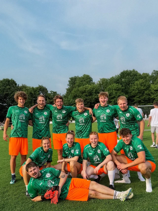 Schön wars 🫶🏼
Nicht erfolgreich aber schön!
Ein unentschieden und viele knappe Niederlagen verhindern zu Recht das Weiterkommen 😏
So wurde der Blick mal Richtung Nachwuchsabteilung geworfen und kurzerhand ein absoluter Top-Transfer für kommendes Jahr getätigt. 
Mit Tete machen wir dann nächstes Jahr mal ernst und holen uns den Pokal 🏆 

Danke für den Support Jungs, auf euch ist Verlass (Slide 5). War schön einige von euch Kids zu treffen. Wir freuen uns schon auf den Kindernachmittag am 06.07. in der Poltertenne 😍

An dieser Stelle danken wir auch nochmal @gorillabar_muenster @liba_trinken und @teamescape_muenster für die schönen Trikots! 
Den Trikotaward nehmen wir natürlich wieder mit nach Hause 😌

Vielen Dank für die Organisation @andrefrank91 und @butch.013 und Co.