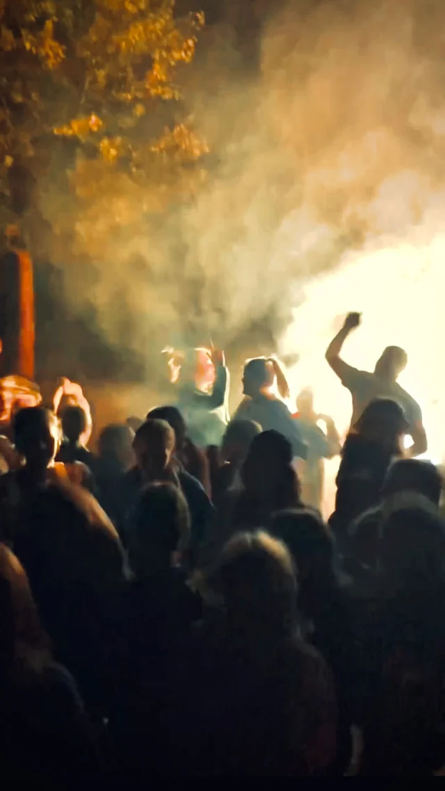 Bibi und Tina mit dem ganzen Lager schmettern und überhaupt nicht wissen welcher Tag gerade ist. Einfach komplett im Moment leben.
Im Zelt schlafen, am Feuer singen, auf Partys tanzen, dummes Zeug mit deinen Freunden labern, durch den Wald rennen und einfach ständig aufgeregt sein ✨